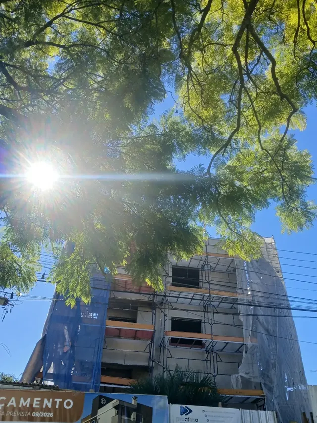 Canteiro de obras do edifício residencial com placa de lançamento previsto para 2026