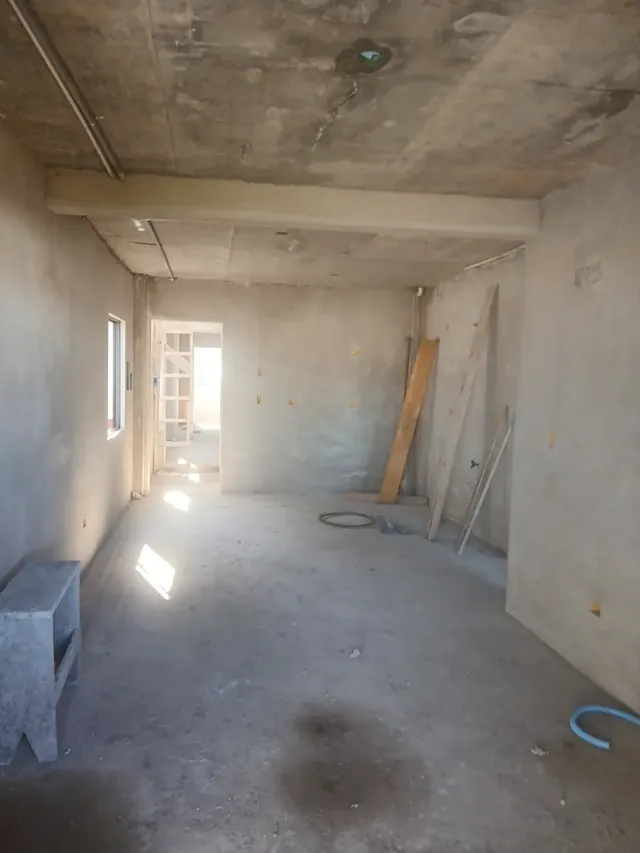 Interior de apartamento em fase de alvenaria durante a obra